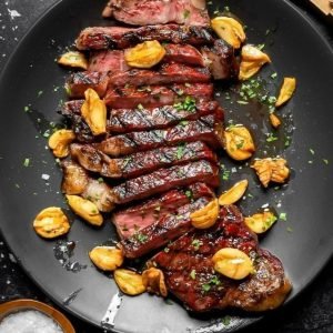 Tradicinį kiaulienos šašlyką keičia jautiena – grilio sezonui prasidėjus nustebinkite artimuosius paprastu receptu