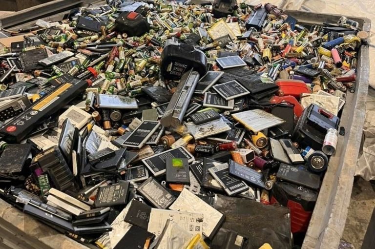 Susirūpinę atliekų tvarkytojai įspėja: nerūšiuojant ir nerenkant baterijų ir nešiojamųjų akumuliatorių, atliekų įmonės degs kasdien