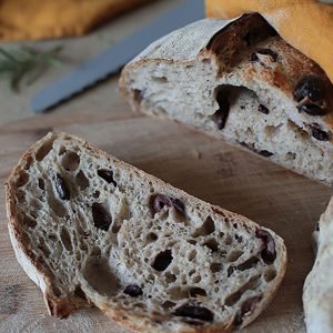Sourdough su kalamata alyvuogėmis pagal tėveliuko duoną