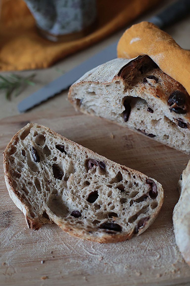 Sourdough su kalamata alyvuogėmis pagal tėveliuko duoną