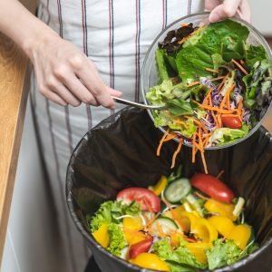 Namuose sukaupiame apie 60 proc. visų maisto atliekų: ieškokime būdų, kaip sumažinti maisto švaistymą